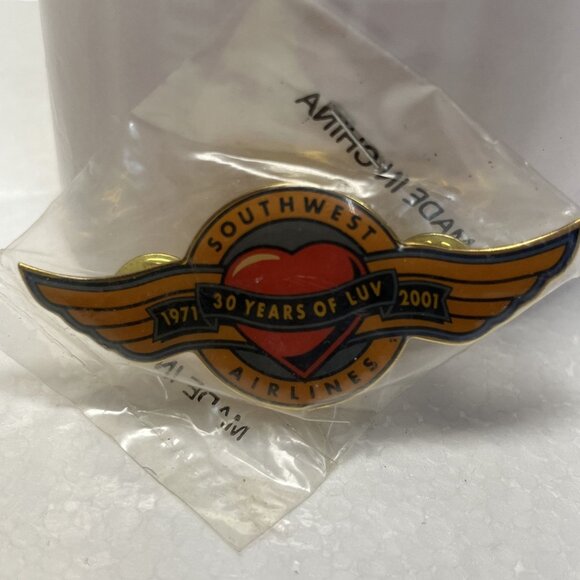 Collectable Southwest Airlines 30 Years Of LUV Anniversary Pin 1971-2001 - Picture 3 of 3